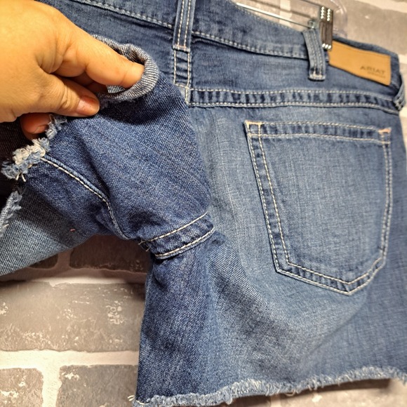Ariat Denim Boyfriend Shorts Women's 32R Blue Embroidered Aztec Pockets Western - Picture 10 of 15